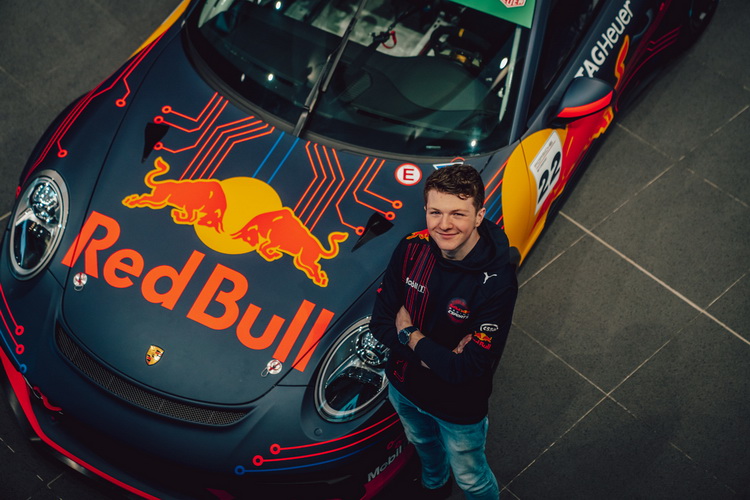 Sebastian Job ผู้คว้ารางวัลเกียรติยศจากการแข่งขัน Porsche TAG Heuer Esports Supercup
