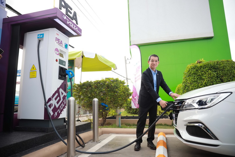 เอ็มจี หนุน PEA และบางจาก เปิดสถานีชาร์จรถยนต์พลังงานไฟฟ้า