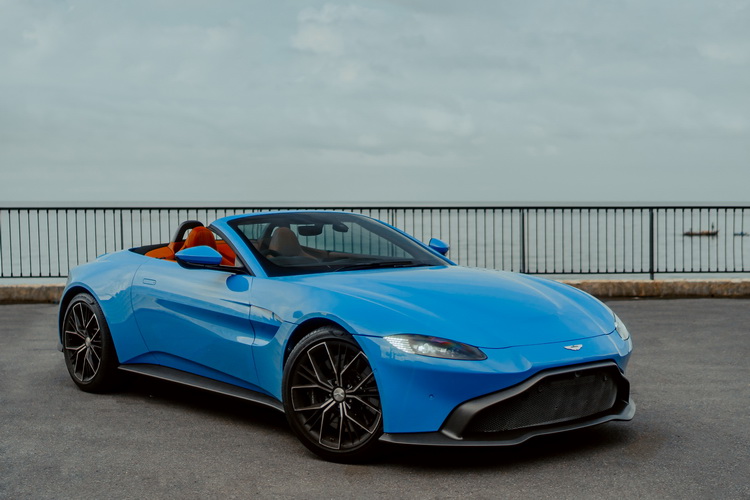 ASTON MARTIN VANTAGE ROADSTER ยนตรกรรมสปอร์ตนักล่า เปิดหลังคาท้าสายลม