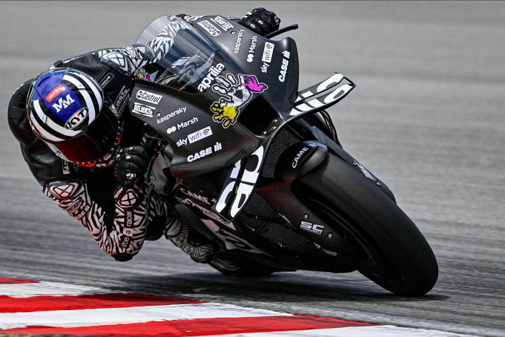 Aprilia ขโมยพาดหัวข่าวด้วยตำแหน่ง 1-2 ในวันที่ 1