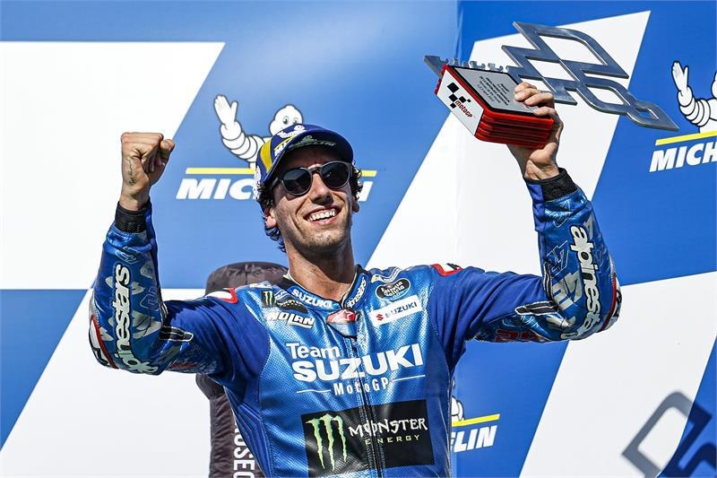 “อเล็กซ์ รินส์ คว้าโพเดียมแรกให้กับ Team Suzuki Ecstar ในศึก MotoGP 2022”