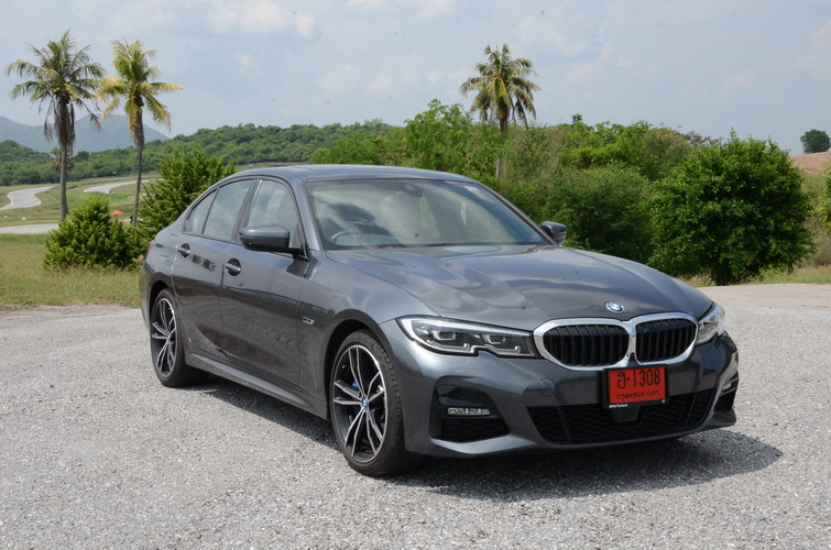 บีเอ็มดับเบิลยู 330e M Sport เก็บเล็กผสมน้อยด้วยการชาร์จไฟบ้าน