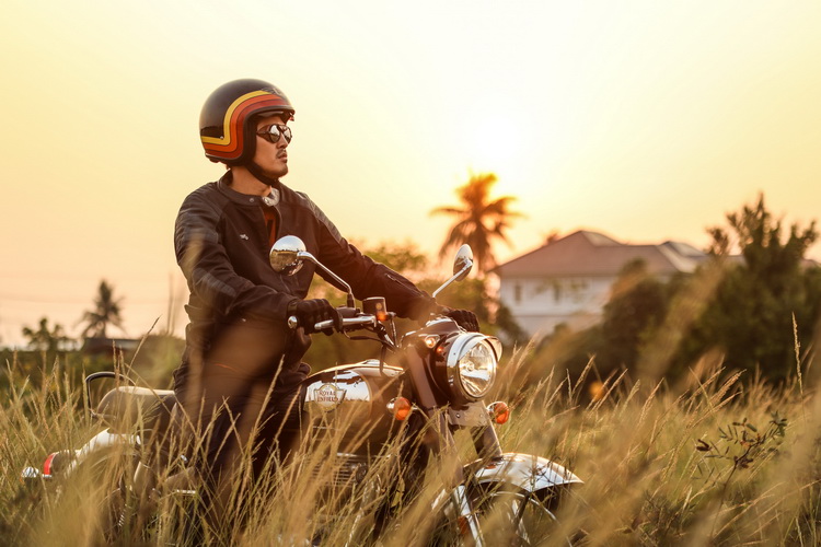 รอยัล เอ็นฟีลด์ เปิดตัว หมวกกันน็อกรุ่นใหม่Spirit Helmets