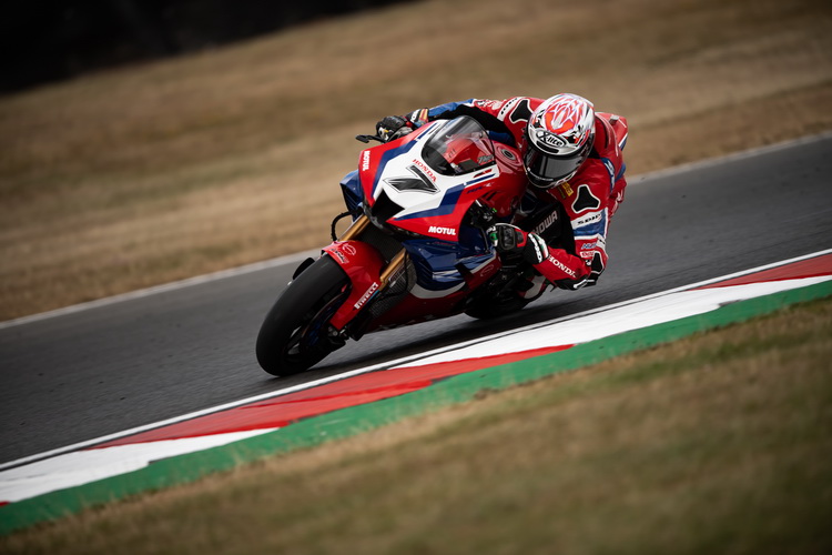 “เลกัวน่า” คว้าท็อป 8 เรซแรก “เวิลด์ ซูเปอร์ไบค์” สนาม 5