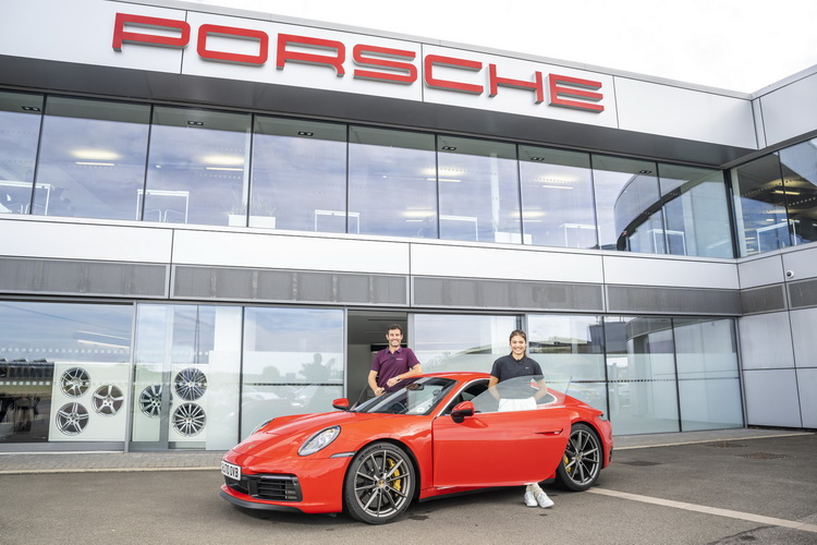 Emma Raducanu กับการโลดแล่นไปกับปอร์เช่ 911 คาร์เรร่า เอส บนสนาม Silverstone