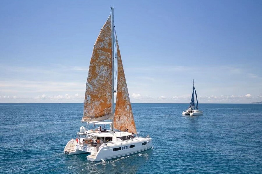 Simpson Marine, Dior ล่องเรือด้วยกันในซานย่า