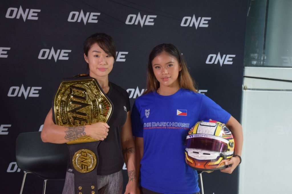 Bianca Bustamante แลกถุงมือกับ Angela Lee ในสิงคโปร์