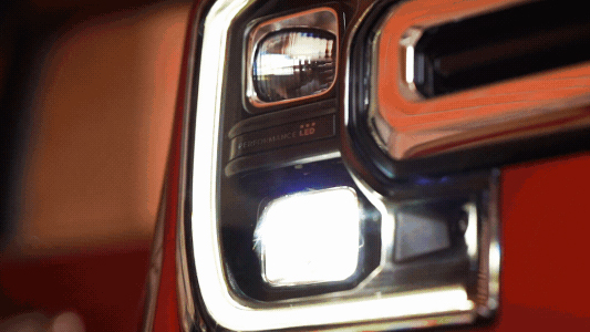 ไฟหน้าอัจฉริยะในฟอร์ด เอเวอเรสต์ เจเนอเรชันใหม่ ให้ความสว่างมากขึ้นโดยไม่รบกวนผู้ใช้รถคันอื่น