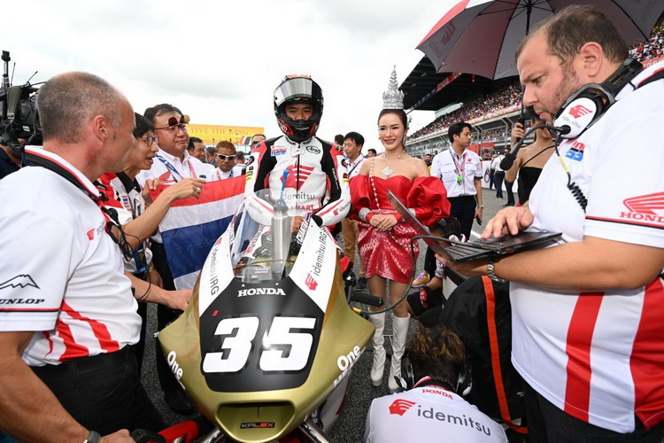 “ฮอนด้า เรซ แอมบาสซาเดอร์” อวดชุดไทยลุคอินเตอร์