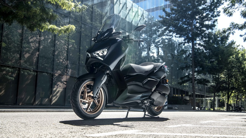 ยามาฮ่า เอ็กซ์แม็กซ์ คอนเน็คเต็ดพรีเมียมสปอร์ตสกู๊ตเตอร์ที่ครองใจทั่วโลก