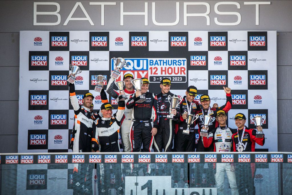 Jonathan Hui และ Kevin Tse ขึ้นโพเดียมระดับ Silver ในปี 2023 Bathurst 12 Hour