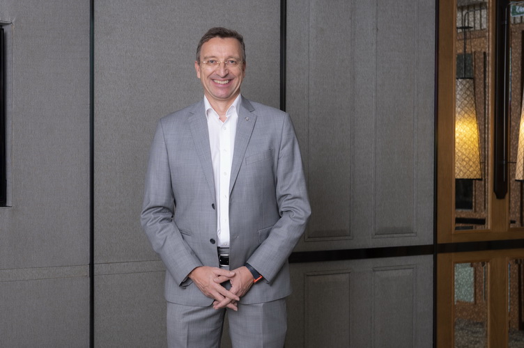 เมอร์เซเดส-เบนซ์ เดินทางพบผู้บริหาร Evolt