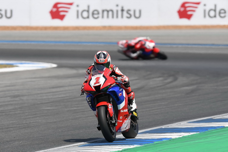 เอเชีย โร้ด แชมป์เก่านำฝูงวันแรก