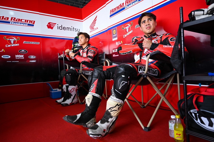 “นิว” ปัณณสรณ์ ควง“มุกข์” มุกข์ลดา ประเดิมจ่าฝูงซ้อมวันแรก