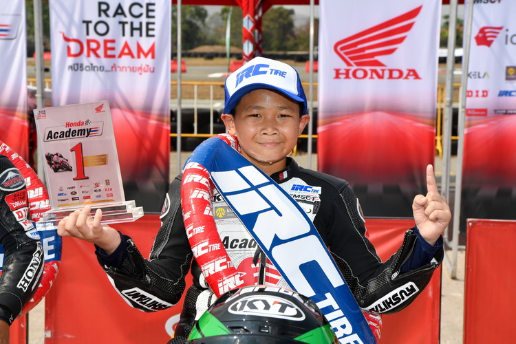 “ไอโฟน” จิรภัทร คว้าชัยเรซ 2 พร้อมเหมา 2 โพเดียม ศึก “ฮอนด้า อะคาเดมี่ 2023” สนามแรก พัทยา