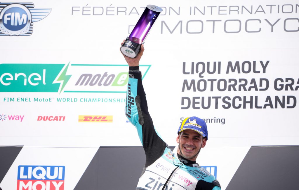 Torres ควบคุมได้หลังจากดราม่าในช่วงท้ายใน Race 1