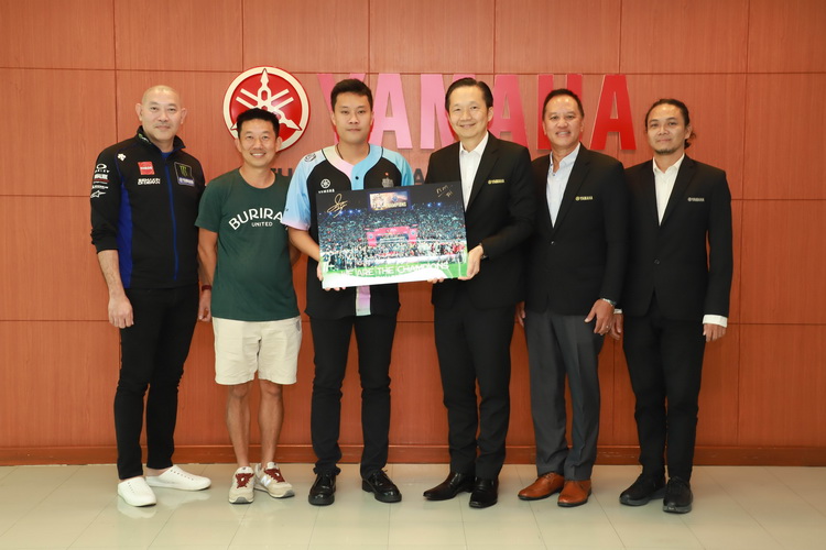 สโมสรบุรีรัมย์ ยูไนเต็ด มอบของที่ระลึกให้กับ ยามาฮ่า