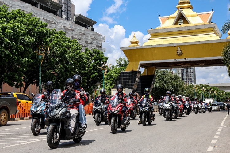 ฮอนด้าพาลูกค้าขับขี่ ADV160 ตะลุยรอบเมืองขอนแก่น