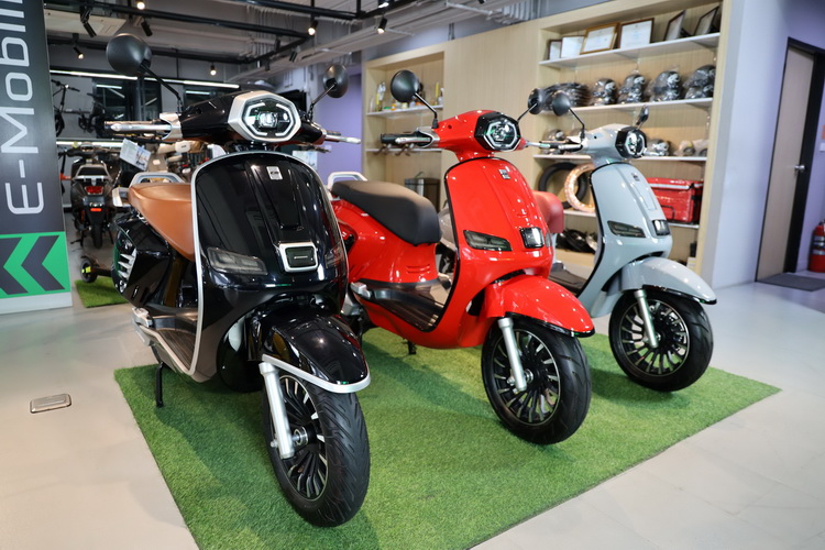 EM เปิดตัวจักรยานยนต์ไฟฟ้าสไตล์เรโทร สกูตเตอร์ EM ENZO