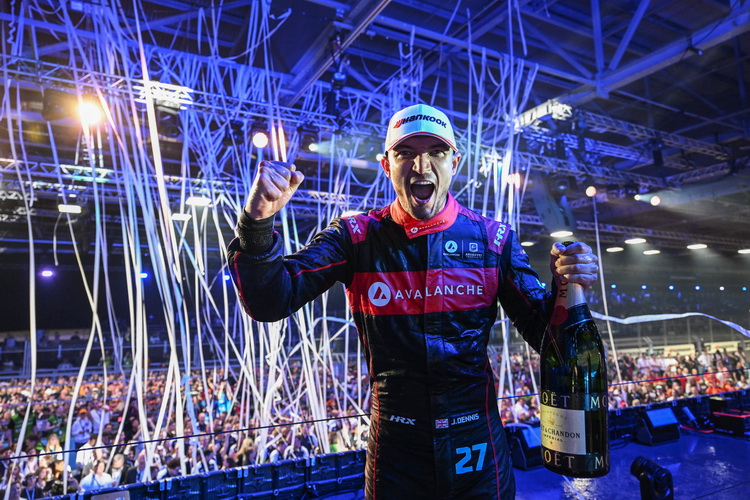 บริท เจค เดนนิส ชนะการแข่งขัน Formula E WORLD CHAMPIONSHIP ในลอนดอน