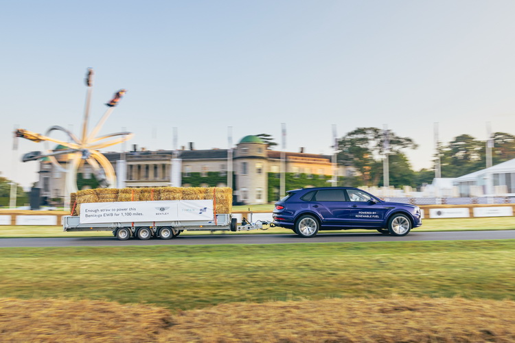 BENTAYGA EWB สร้างสถิติใหม่ด้วยเชื้อเพลิงชีวภาพ พ่วงกองฟาง 2.5 ตัน ขึ้นเนินเขา Goodwood รูปที่1