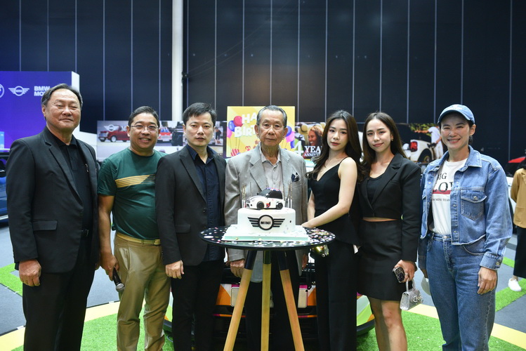 มินิ มิลเลนเนียม ออโต้ นำชาว MINISTER เป่าเค้ก ร่วมฉลองครบรอบ 64 ปี รถยนต์ มินิ