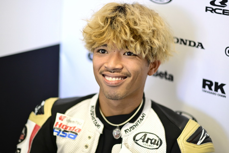 ก้อง-สมเกียรติ” สตาร์ตแถว 6 โมโตทู สนาม 16 ออสเตรเลีย รูปที่1 “ก้อง” สมเกียรติ จันทรา ยอดนักบิดไทยจากโครงการ “ฮอนด้า เรซ ทู เดอะ ดรีม” เจองานสุดท้าทายหลังคว้ากริดที่ 16 ในศึก โมโตทู เวิลด์ แชมเปี้ยนชิพ สนาม 16 รายการ ออสเตรเลียน กรังด์ปรีซ์ ลุ้นล่าอันดับกลุ่มหน้าในวันอาทิตย์นี้ที่ ฟิลลิปไอส์แลนด์ ประเทศออสเตรเลีย รูปที่2 สุดสัปดาห์นี้นับว่าเป็นงานหินของ อิเดมิตสึ ฮอนด้า ทีม เอเชีย โดยเฉพาะการเซ็ตติ้งรถแข่งให้เข้ากับสนามแข่ง ขณะที่ “ก้อง” สมเกียรติ จันทรา ยอดนักบิดไทยเจ้าของหมายเลข 35 เจอปัญหากับโค้ง 4 ซึ่งเจ้าตัวค่อยๆ ยกระดับความเร็วขึ้นได้อย่างต่อเนื่องผลควอลิฟายปรากฏว่า สมเกียรติ คว้ากริดสตาร์ตที่ 16 มาครอง ด้วยเวลาต่อรอบ 1 นาที 33.370 วินาที ตามหลังเจ้าของโพล 1.482 วินาที โดยนักแข่งไทยและทีมต้องทำงานอย่างหนัก เพื่อเตรียมตัวสำหรับการแข่งขันในวันอาทิตย์