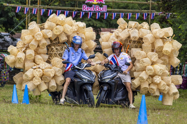 มาร์คและอเล็กซ์ มาร์เกซ แสดงทักษะการทรงตัวในการแข่งรถสกู๊ตเตอร์บรรทุกตะกร้าไม้ไผ่กว่า 200 ใบ