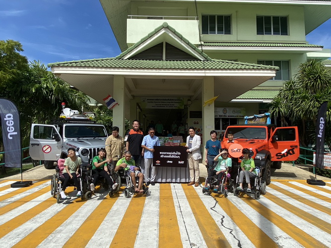 จี๊ป ประเทศไทยนำทีมผู้จำหน่ายอย่างเป็นทางการ มอบสิ่งของให้เด็กๆ ‘บ้านคามิลเลียนเพื่อเด็กพิการ ลาดกระบัง’