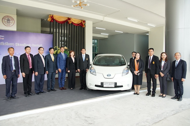 สมาคมยานยนต์ไฟฟ้าไทยจับมือ นิสสันส่งมอบรถยนต์ไฟฟ้า Nissan Leaf ให้แก่วิทยาลัยเทคนิคชลบุรี