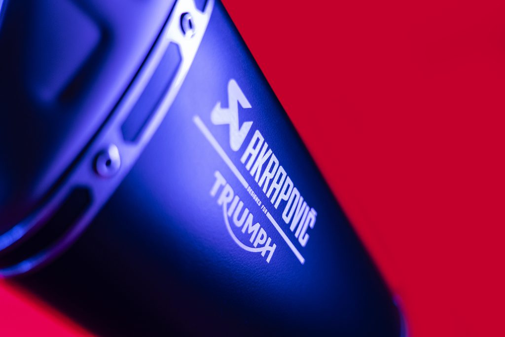 “ไทรอัมพ์ มอเตอร์ไซเคิลส์” และ “อาคาโพวิค” พัฒนาระบบท่อไอเสียใหม่