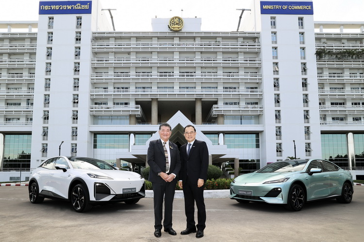 CHANGAN นำทัพ Deepal L07 และ S07เข้าเยี่ยมรัฐมนตรีกระทรวงพาณิชย์