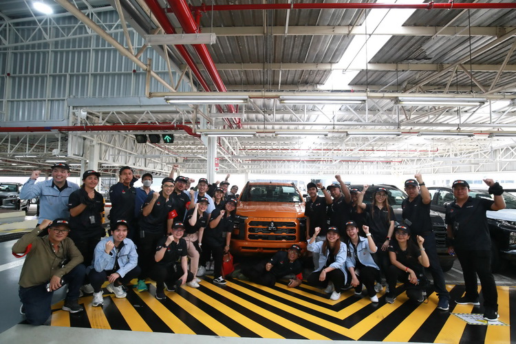 มิตซูบิชิชวนลูกค้าคนพิเศษเยี่ยมชมสายการผลิตและเครื่องยนต์สุดล้ำของออล-นิว มิตซูบิชิ ไทรทัน