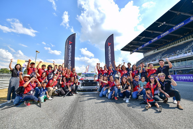 มิตซูบิชิ มอเตอร์ส ประเทศไทย ฉลองชัยบนโพเดียม Thailand Super Series 2023 สนามสุดท้ายที่บุรีรัมย์