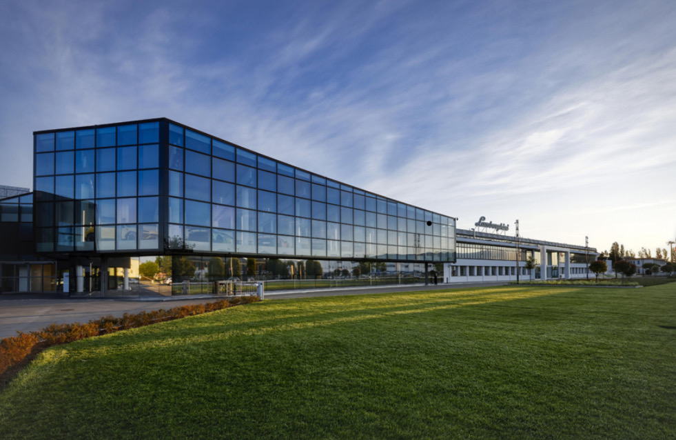 Automobili Lamborghini ลงนามข้อตกลงอย่างเป็นทางการสำหรับการต่ออายุสัญญาเพิ่มเติมขององค์กร