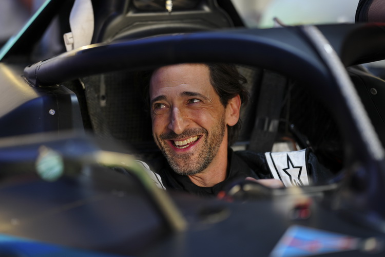 เอเดรียน โบรดี้ ร้อนแรงในทะเลทรายในรถแข่ง Formula E