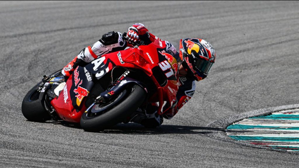 นักบิดทดสอบจากโรงงานและ Acosta มือใหม่ปี 2024 มุ่งหน้าสู่สนามที่เซปัง