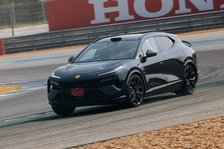 Lotus Eletre สัมผัสพื้นสนาม Chang International Circuit ครั้งแรก