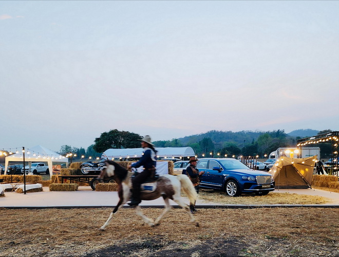 เบนท์ลีย์ แบงค็อกส่ง BENTAYGA HYBRID พ่วง HARLEY-DAVIDSON FAT BOY ลุยเมืองคาวบอย