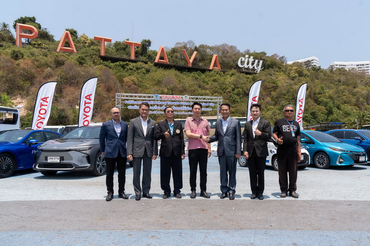 โตโยต้าส่งมอบรถกระบะไฟฟ้าสำหรับทดลองให้บริการในรูปแบบรถสองแถวในเมืองพัทยา