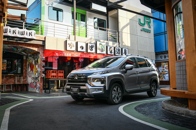 New Mitsubishi Xpander Cross HEV
