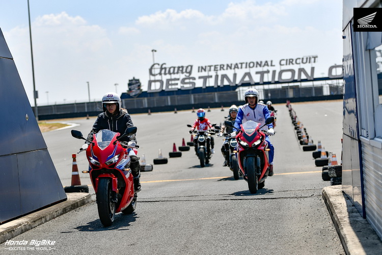 ฮอนด้าบิ๊กไบค์ บุกบุรีรัมย์จัดกิจกรรม ‘Honda E-Clutch Road Show Pro Rider’