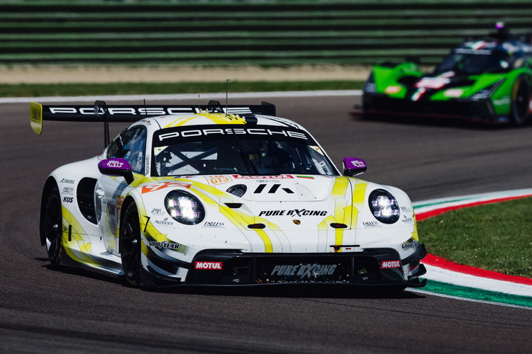 รถต้นแบบทั้ง 2 คันของปอร์เช่ คว้าชัยบนโพเดี้ยมที่สนามอิโมลา (Imola)
