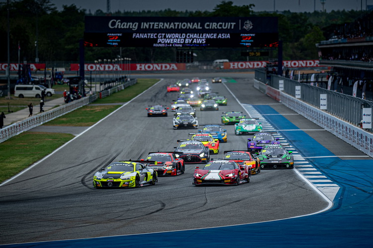 “จีที เวิลด์” กระหึ่ม บุรีรัมย์ “วิลเคนฮอค” อดีตนักแข่งเอฟวันซิ่งระห่ำคว้าชัยเรซแรก