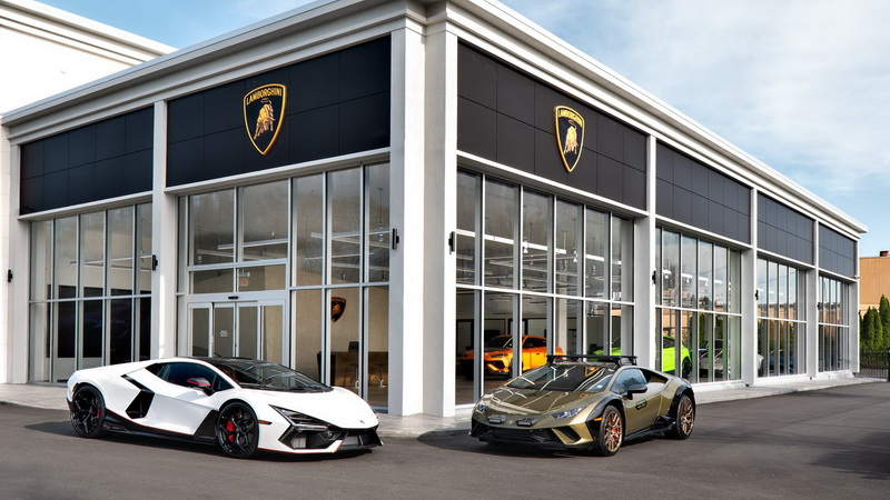 Automobili Lamborghini เปิดตัวโชว์รูมที่ออกแบบใหม่ในลองไอแลนด์