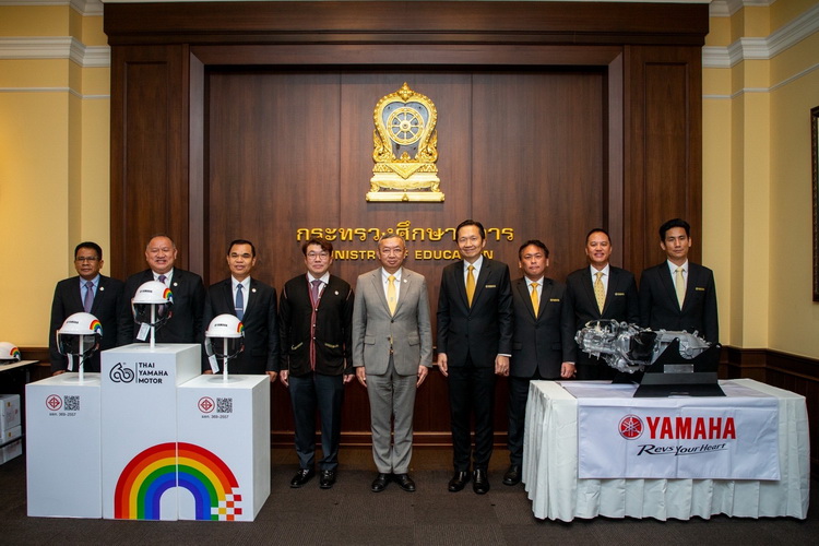 ยามาฮ่าส่งมอบหมวกนิรภัยได้มาตรฐาน มอก. พร้อมมอบเครื่องยนต์สนับสนุนการศึกษา