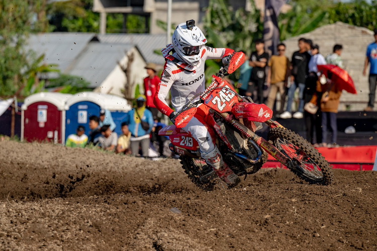 “ทิม ไกเซอร์” ยึดผู้นำตารางทิ้งแต้มห่าง MXGP สนามที่ 11 ที่ อินโดนีเซีย