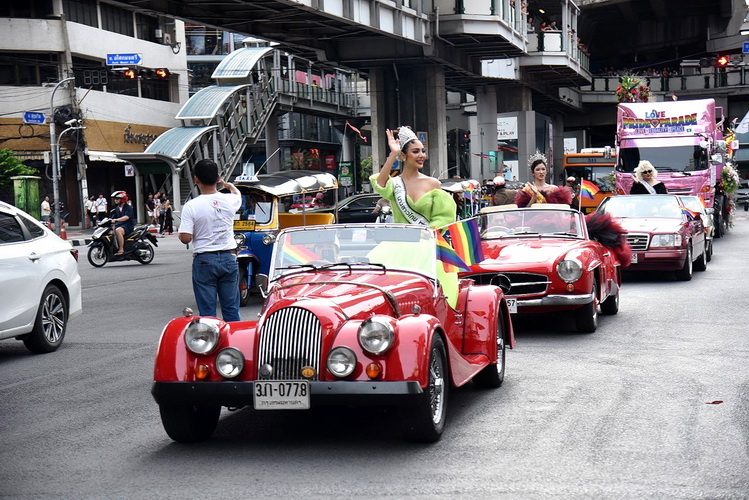 รถโบราณร่วมขบวนพาเหรด Love Pride Parade 2024