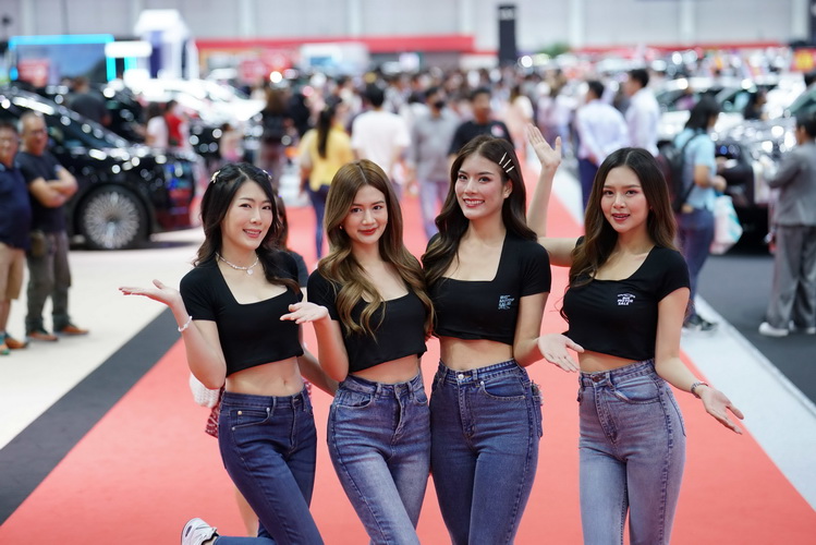 พริตตี้งาน BIG MOTOR SALE 2024 สวยฉ่ำไม่แพ้รถ