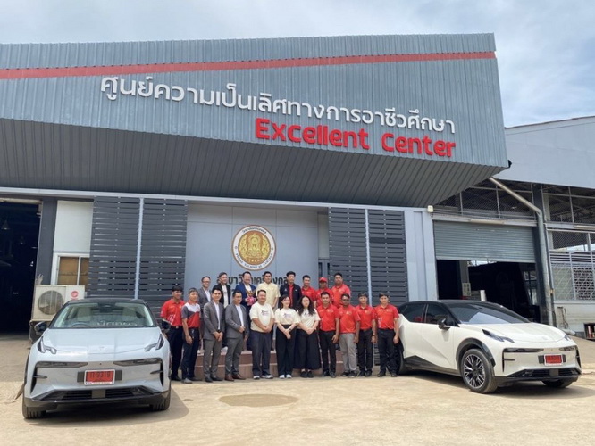 ‘ZEEKR’ ผนึกกำลัง ‘ZEEKR House เชียงใหม่’ มอบเงินสนับสนุนอุปกรณ์การศึกษาช่วยเหลือวิทยาลัยเทคนิคแพร่